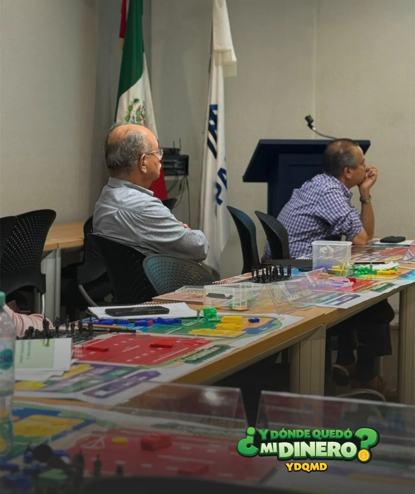 Participantes de Coparmex Culiacán frente al tablero