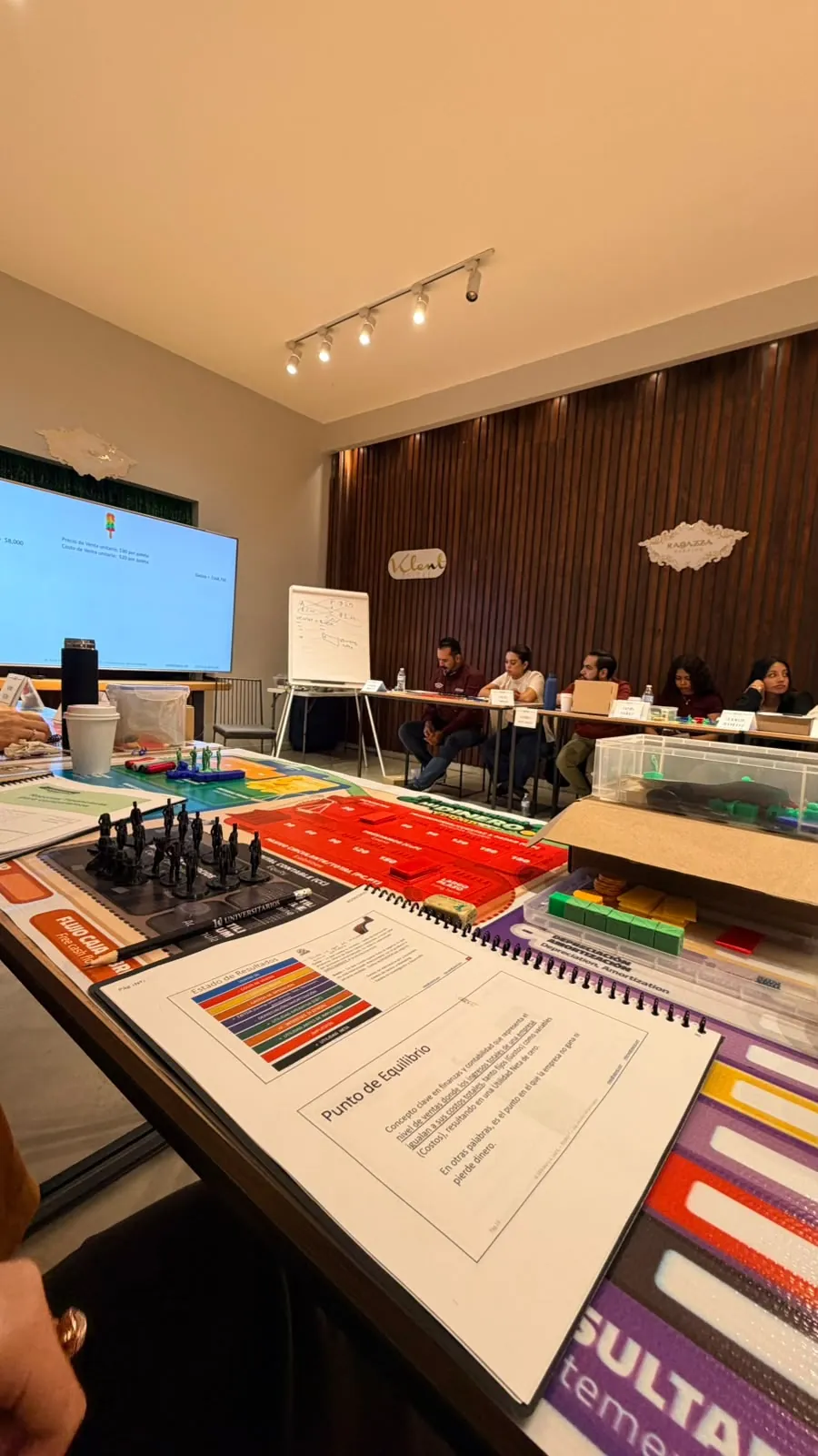 Tablero y cuaderno en Corporativo Andalucía