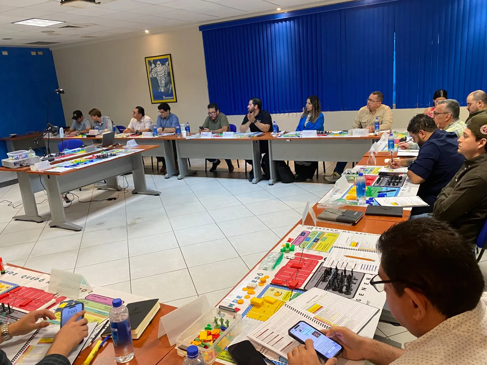 Participantes en Culiacán alrededor de las mesas de juego