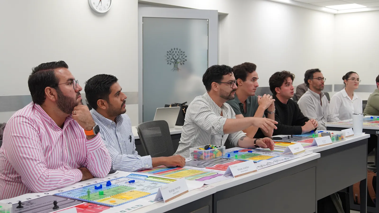 Alumnos de posgrado jugando YDQMD en el aula