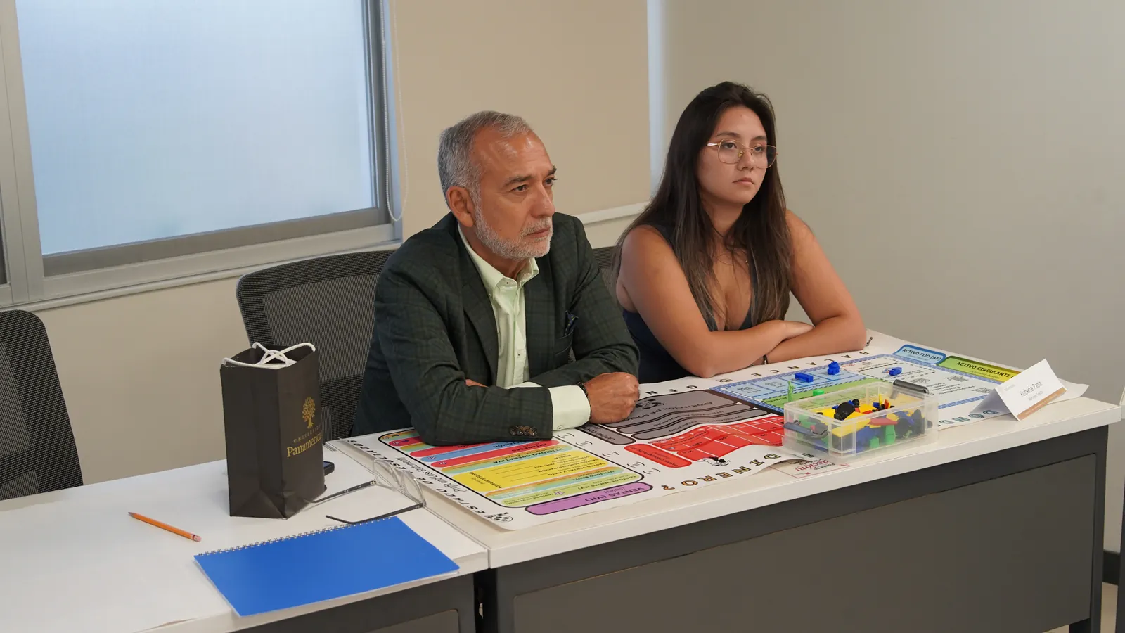 Alumnos de posgrado frente al tablero de YDQMD